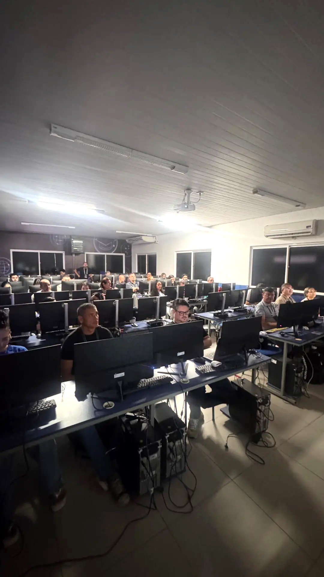 Visão ampla da sala com a turma da Imersão ChatGPT durante a atividade prática