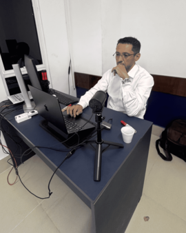 Prof. Sandro Mesquita preparando a aula nos bastidores
