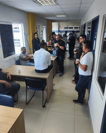 Momento de networking entre participantes no coffee-break