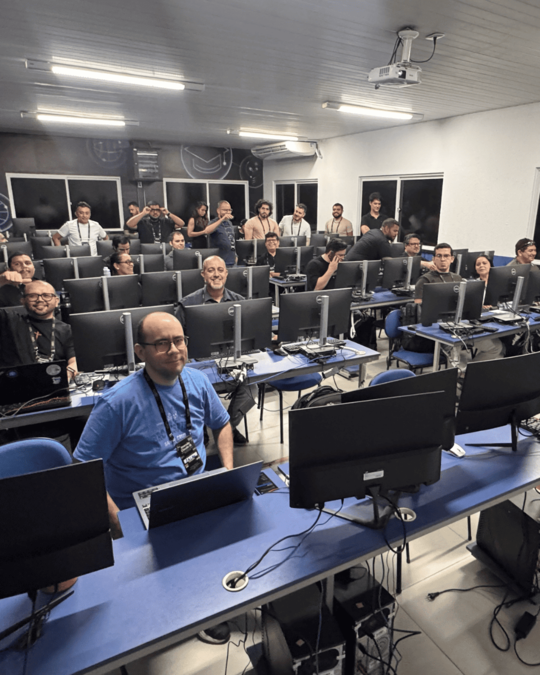 Participantes em prática no laboratório durante a imersão